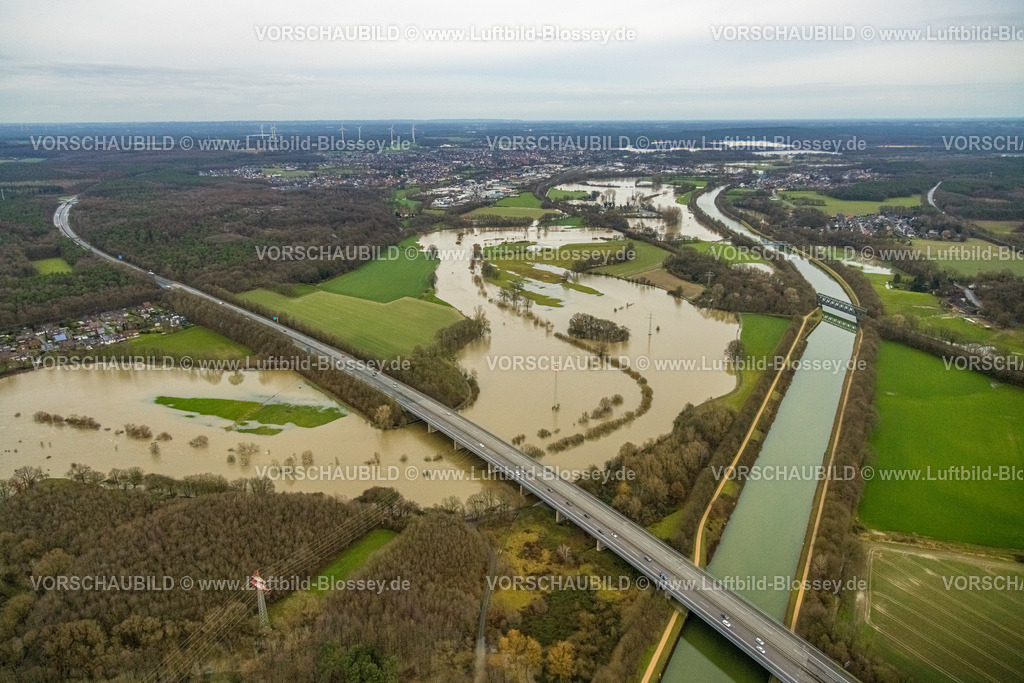 Haltern231204314Lippe | Luftbild vom Hochwasser der Lippe, Weihnachtshochwasser 2023, Fluss Lippe tritt nach starken Regenfällen über die Ufer, Überschwemmungsgebiet Lippeaue Bergbossendorf, Bäume und Strommasten im Wasser, Brücke der Autobahn A43 und Eisenbahnbrücke, Wesel-Datteln-Kanal, Herne, Marl, Ruhrgebiet, Nordrhein-Westfalen, Deutschland