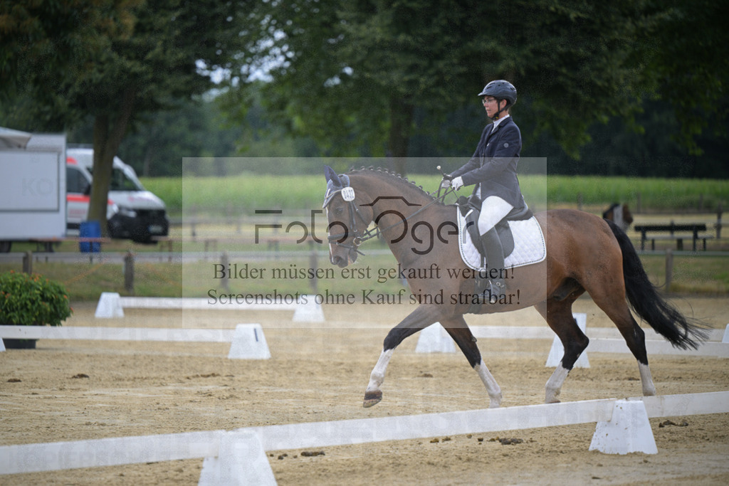 DOS_7501 | Entdecke hochwertige Reitturnierfotos von Foto Oger. Professionell, emotional und authentisch – jetzt Lieblingsmomente im Shop bestellen.Deutschlandweite Turnierfotografie. - Realisiert mit Pictrs.com