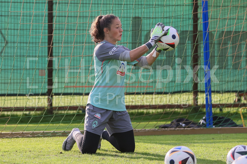Fussball, Google Pixel Frauen-Bundesliga, Training SV Werder Bremen | v.li.: Livia Peng (Torhüterin, Torwart, SV Werder Bremen, 1) bei einer Trainingsübung