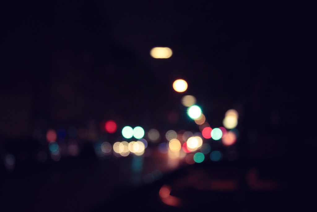 Nachts in der Stadt – Bokehträume | Lichter in der Nacht, unscharf und leicht pastellig – ein ruhiges, urbanes Motiv mit Tiefe. Besonders geeignet für Räume, in denen eine dezente Stimmung mit modernem Charakter gefragt ist. - Realisiert mit Pictrs.com