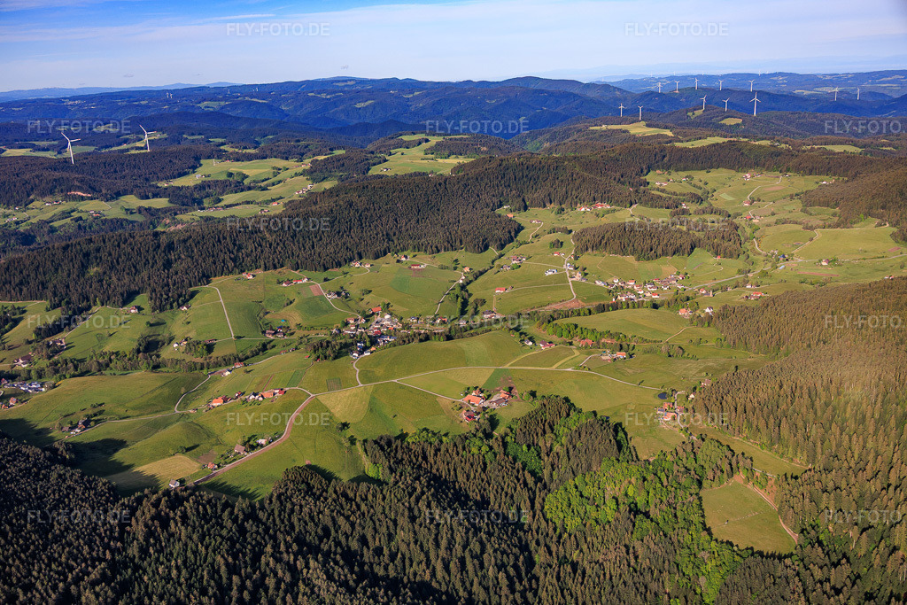 Luftbild: Schwarzwaldmatten um den Sulzbach aus Nordosten im Ortsteil Diesenhof in Lauterbach im Bundesland Baden-Württemberg in Deutschland.Foto: IMG_156253.jpg vom 17.05.2026 durch Werner Riehm/FLY-FOTO.deAuflösung des Originals: 6000 x 4000 px