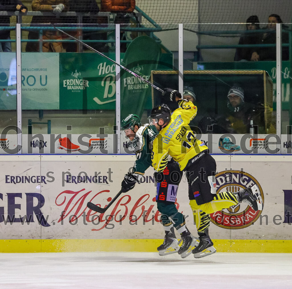 2025-12-28_154_TSV_Erding_gegen_onesto_Tigers_Bayreuth | Erding, Deutschland, 28.12.2025:Eishockey, Oberliga Süd 2025 / 2026, 31. Spieltag, TSV Erding gegen onesto Tigers Bayreuth, Endergebnis: 6:5 n.V.Erik Modlmayr (Erding Gladiators, #21), Michal Spacek (onesto Tigers Bayreuth, #13)Foto: Christian Riedel / fotografie-riedel.net