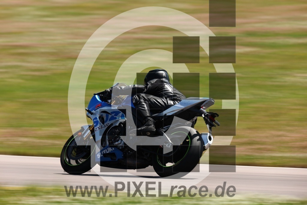 0352-20250620_01790 | Schöne Erinnerungen an spannende Momente - das festzuhalten ist unser Job. PIXELrace.de ist seit 2003 auf den Rennstrecken Europas unterwegs um die Action draußen beim Fahren und die wunderbare Stimmung imm Fahrerlager für euch einzufangen.