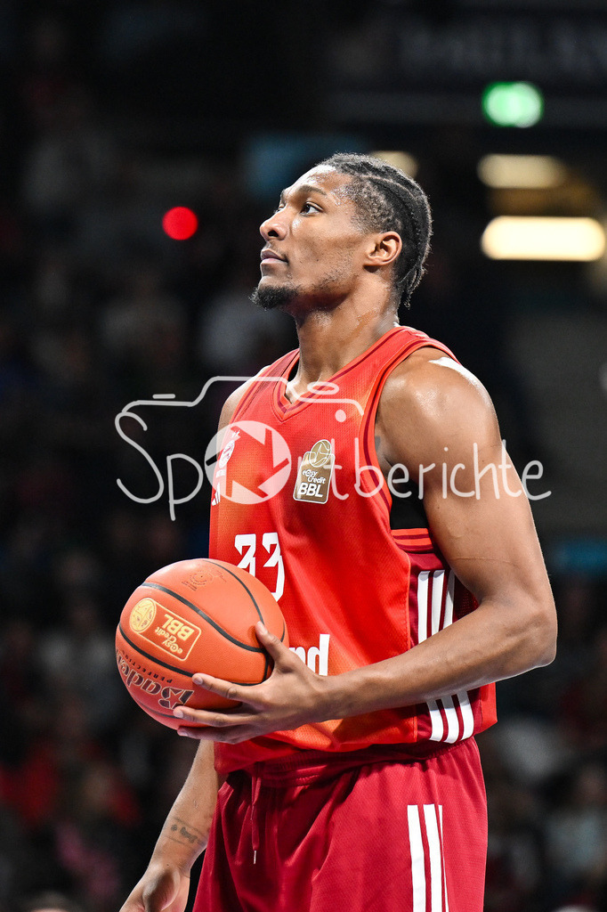 FC Bayern München - Skyliners Frankfurt | MUNICH, GERMANY - 17. FEBRUARY: am Ball David McCORMACK (FC Bayern Basketball 33) / Einzelfoto / Freisteller während dem Spiel zwischen dem FC Bayern München und den Skyliners Frankfurt am 21. Spieltag der easyCredit BBL im BMW Park