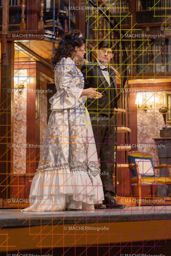 341_MFL-2025 | Portraitbilder von Regisseur; Darsteller; Techniker; Maske; Kostüme; Chor; Musiker; Bilderserie der Generalprobe und der Premierenvorstellung, Szenenbilder; Ausdrucksstudien; Bühnenüberblick; Bühnenkulissen; Pressefotos inkl. Redaktionsfoto Darstellergruppe.