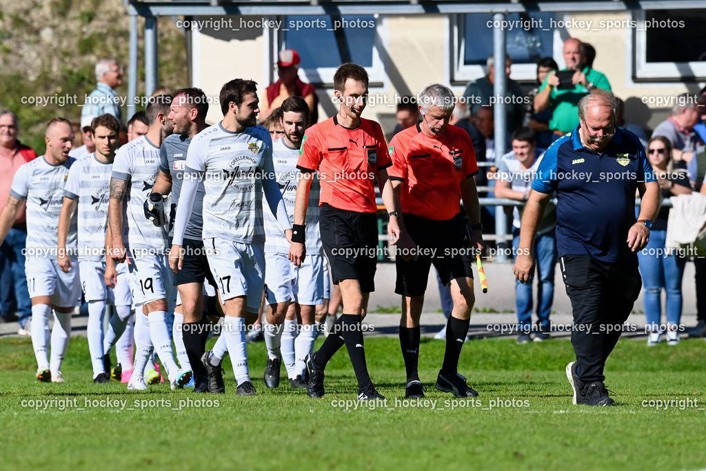 ATUS Velden vs. ASKÖ Köttmannsdorf 7.10.2023 | Einlauf ASKÖ Köttmannsdorf, Jakob Bögner Referee,  Johann Schrittesser Assistent 1, ATUS Velden vs. ASKÖ Köttmannsdorf 7.10.2023, ATUS Velden vs. ASKÖ Köttmannsdorf am 07.10.2023 in Velden (Wald Arena Velden), Austria, (Photo by Bernd Stefan)