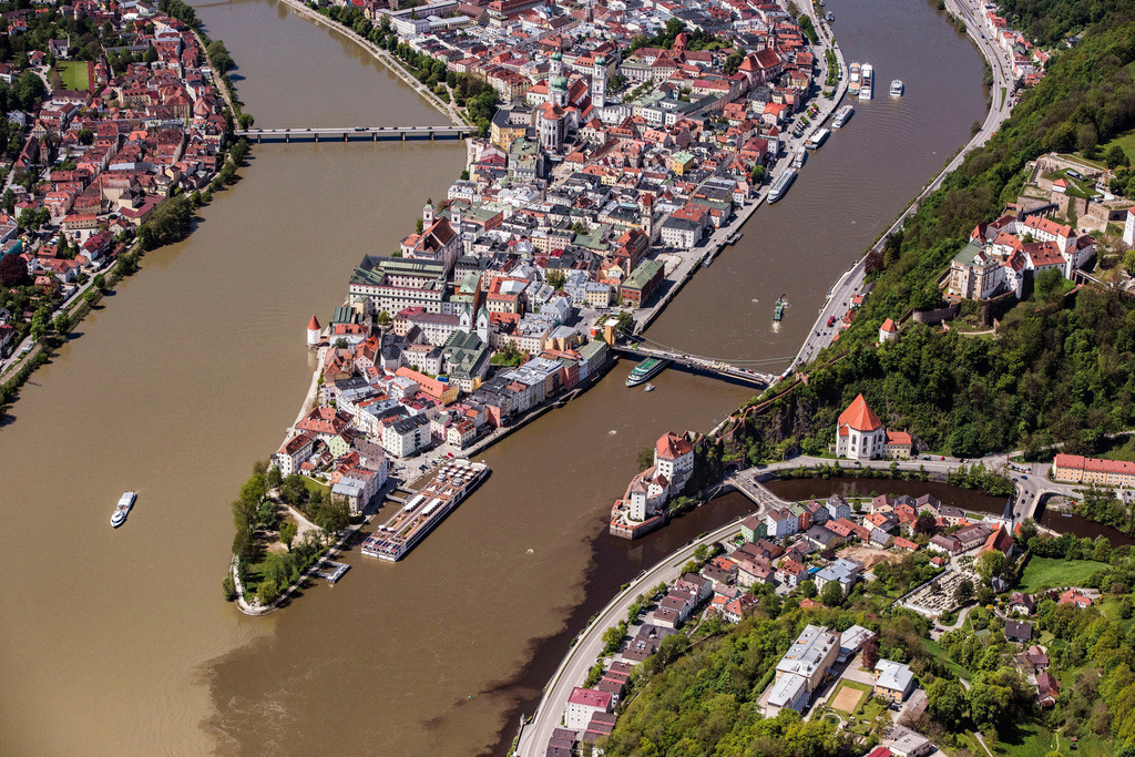 dr__0012489.jpg | PASSAU 11.05.2017 Die kreisfreie Universitätsstadt Passau im Bundesland Bayern. Aufgrund des Zusammenflusses der Flüsse Ilz, Inn und Donau, wird Passau auch "Dreiflüssestadt" genannt. // The university town of Passau in the state of Bavaria. Because of the junction of the rivers Ilz, Inn and Danube, Passau is also called "Three Rivers Town". Foto: Daniel Reiter