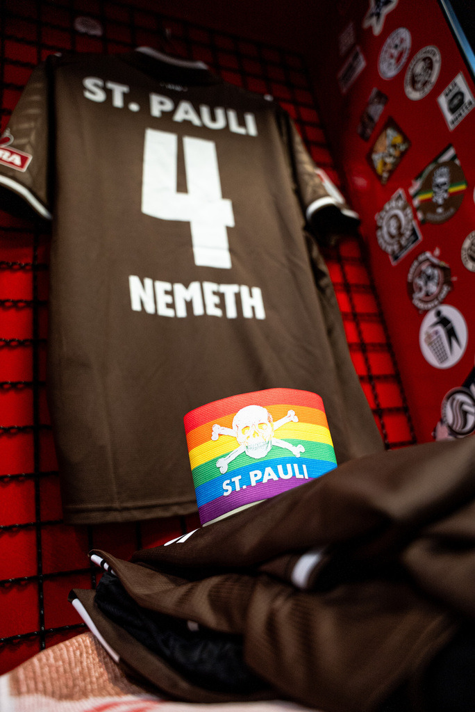 FCSP_YD-9246 | Der offizielle Shop für FC St. Pauli Fotos. Wähle aus Spielszenen & Fanmomenten dein FCSP Wunschformat. Wir liefern Millerntor-Atmosphäre.