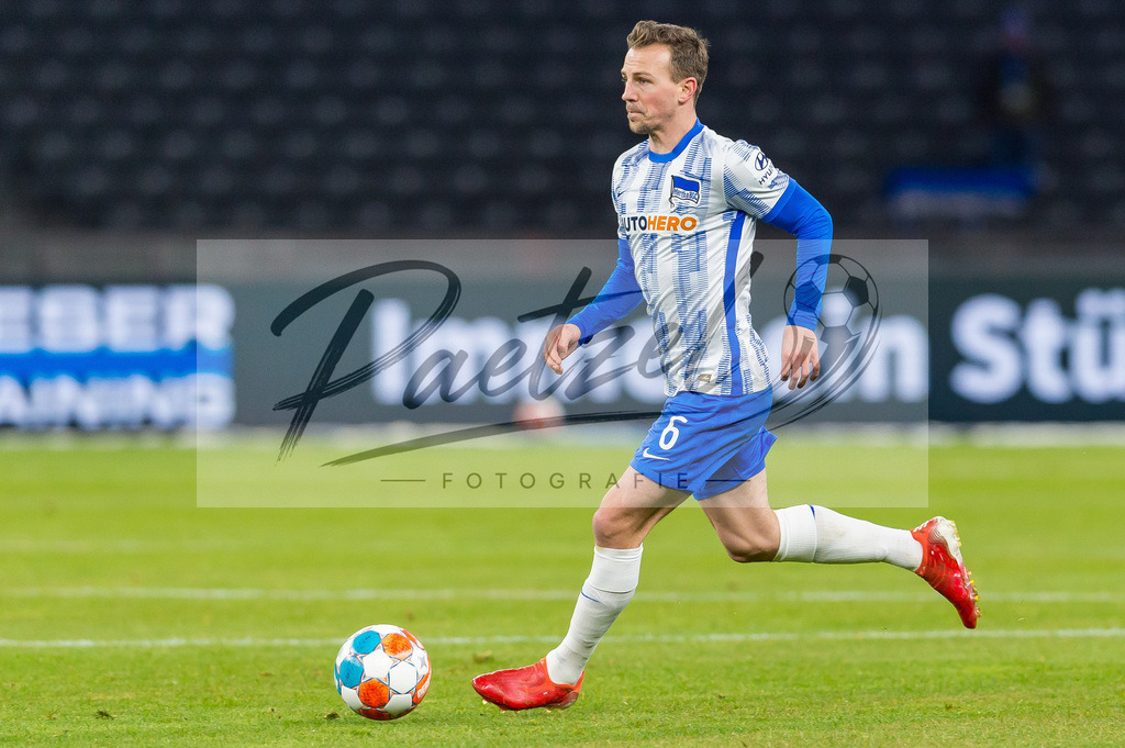 HERBOC20220204_217 | Fussball, Herren: Vladimir Darida (Hertha BSC) in Aktion, am Ball, Einzelaktion bei dem Spiel der 1. Bundesliga zwischen Hertha BSC und VfL Bochum im Olypiastadion am 04.02.2022 in Berlin, Deutschland.DFB / DFL REGULATIONS PROHIBIT ANY USE OF PHOTOGRAPHS AS IMAGE SEQUENCES AND/OR QUASI-VIDEO. - Realisiert mit Pictrs.com