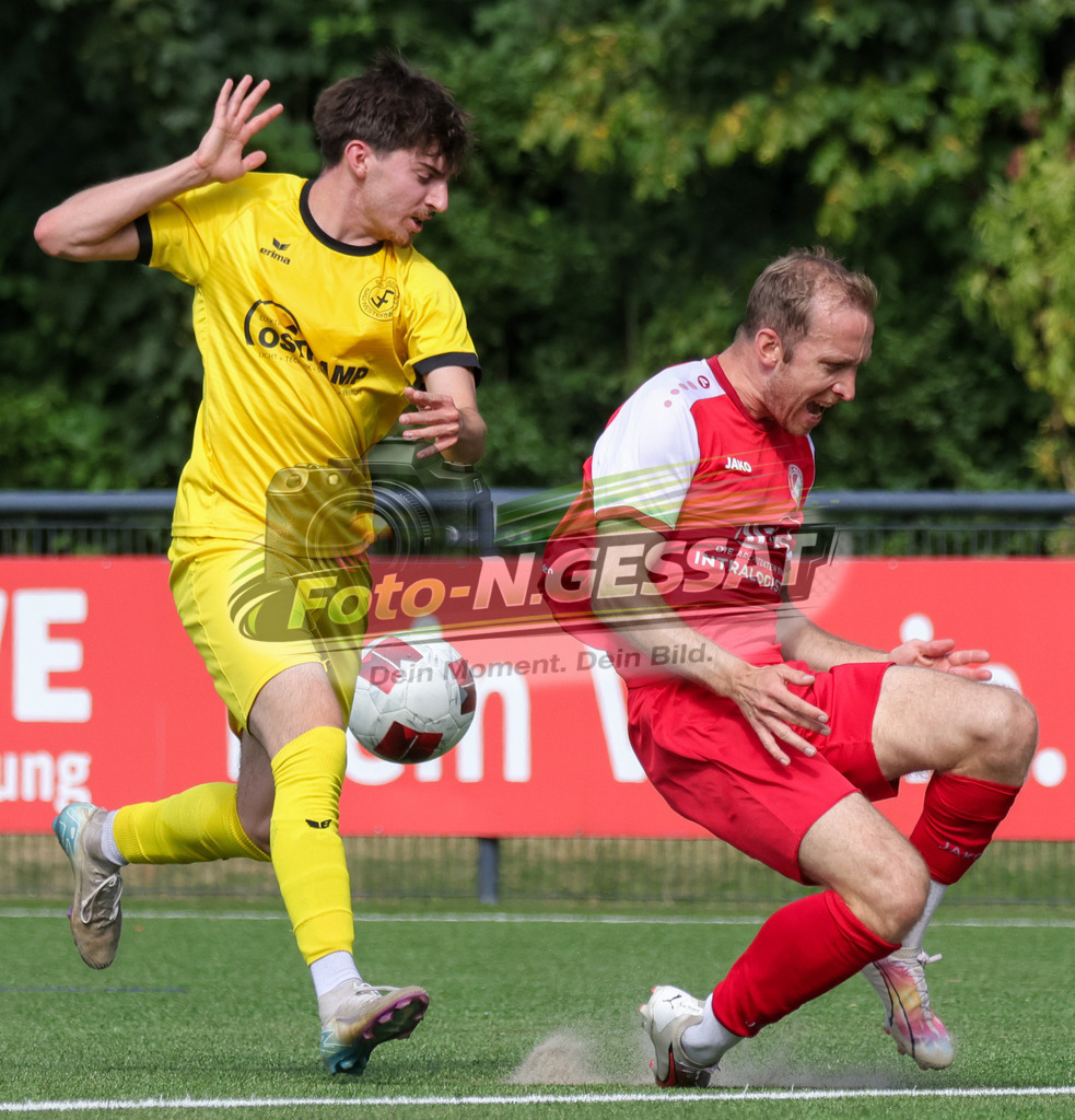 FC RW Kirchlengern - SuS Bad Westernkotten | Auf dem Bild zu sehen: Rot FC RW Kirchlengern: Niklas Wüllner ; gelb SuS Bad Westernkotten: Leandro Elias Brandenburg FC RW Kirchlengern, SuS Bad Westernkotten, Saison 26/27, Westfalenliga, Kirchlengern, Deutschland - Realisiert mit Pictrs.com