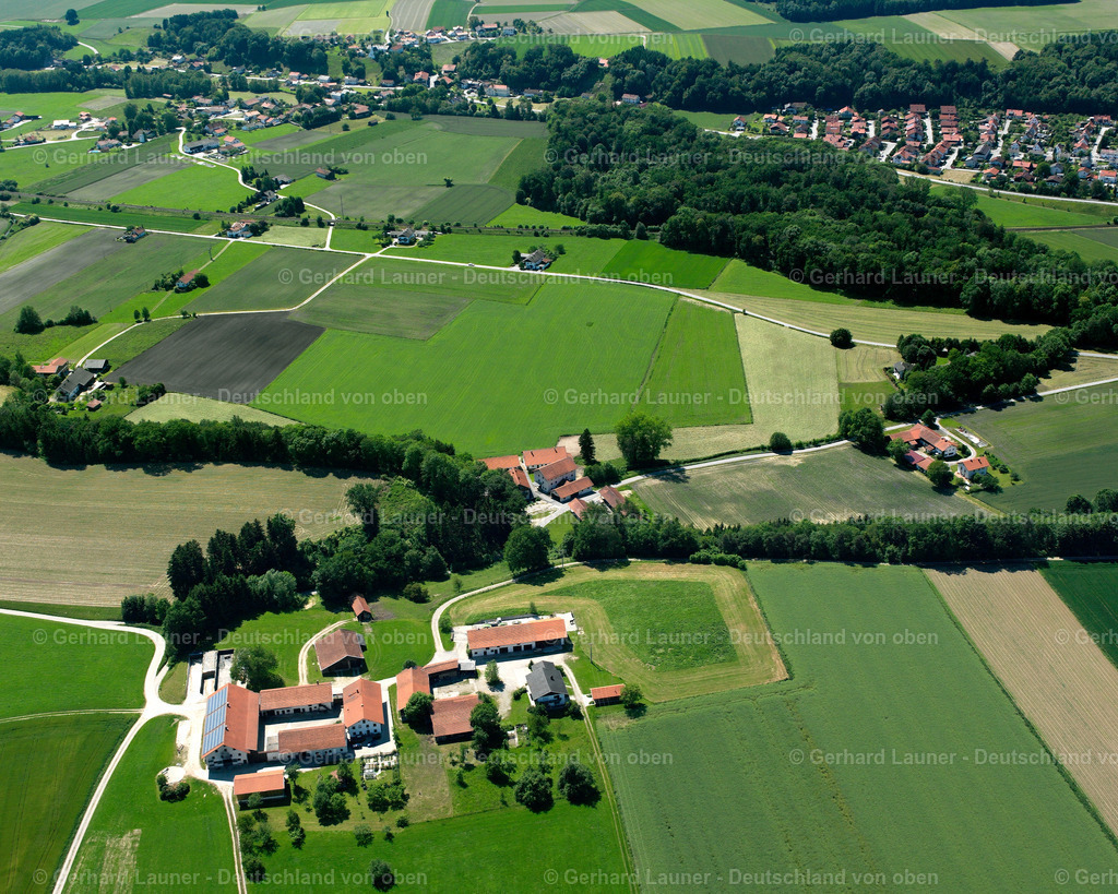 2600804 | WALTENBERG 09.06.2006 Landwirtschaftliche Nutzflächen und Feldgrenzen  umsäumen das Siedlungsgebiet des Dorfes in Waltenberg im Bundesland Bayern, Deutschland // Agricultural land and field boundaries surround the settlement area of the village  in Waltenberg in the state Bavaria, Germany Foto: Gerhard Launer