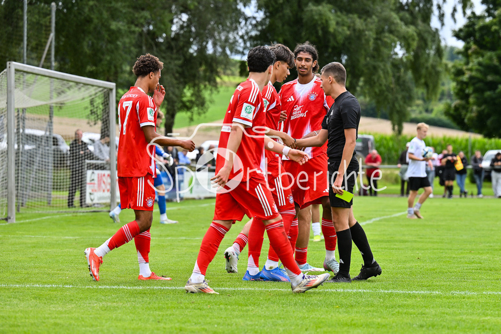 SSV Ulm 1846 Fussball U19 - FC Bayern München U19 | Jubel nach dem Elfmeter Treffer zum 1-2 durch Roy SNIP (FC Bayern U19 #15) / Tor / Torschuetze / Freude / Happy / U19 DFB Nachwuchsliga: SSV Ulm 1846 Fussball - FC Bayern München, Hauptspielfeld Langenau am 02.08.2025