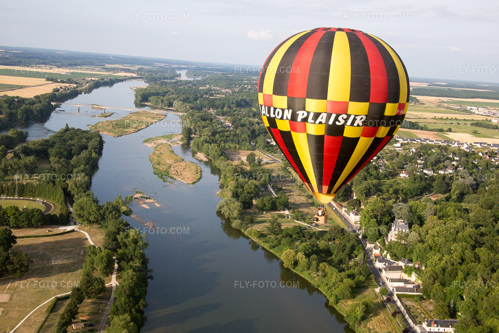 Aerial view: View of the town in Amboise in the state Indre et Loire, France.Photo: IMG_082380.jpg taken on 06/20/2015 by Werner Riehm/FLY-FOTO.comResolution of the original: 5472 x 3648 px