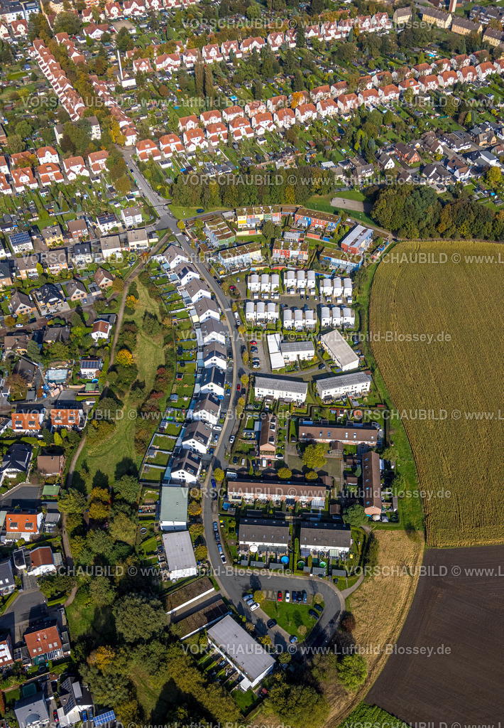 Luenen241012510 | Luftbild, Reihenhaus Wohnsiedlung Karl-Marsiske-Straße mit geschwungener Straßenführung und Häuserzeile, Wohnhäuser Ökosiedlung mit bunten Hausfassaden Am Calversbach in Holzständerbauweise, oben Alte Kolonie Zechenhäuser, Brambauer, Lünen, Ruhrgebiet, Nordrhein-Westfalen, Deutschland