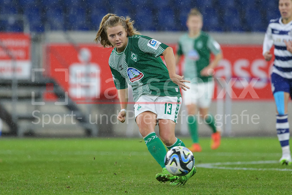 Fussball, Google Pixel Frauen-Bundesliga, MSV Duisburg - SV Werder Bremen | v.li.: Ricarda Walkling (SV Werder Bremen, 13) am Ball, Einzelbild, Ganzkörper, Aktion, Action, Spielszene, DIE DFB-RICHTLINIEN UNTERSAGEN JEGLICHE NUTZUNG VON FOTOS ALS SEQUENZBILDER UND/ODER VIDEOÄHNLICHE FOTOSTRECKEN. DFB REGULATIONS PROHIBIT ANY USE OF PHOTOGRAPHS AS IMAGE SEQUENCES AND/OR QUASI-VIDEO.