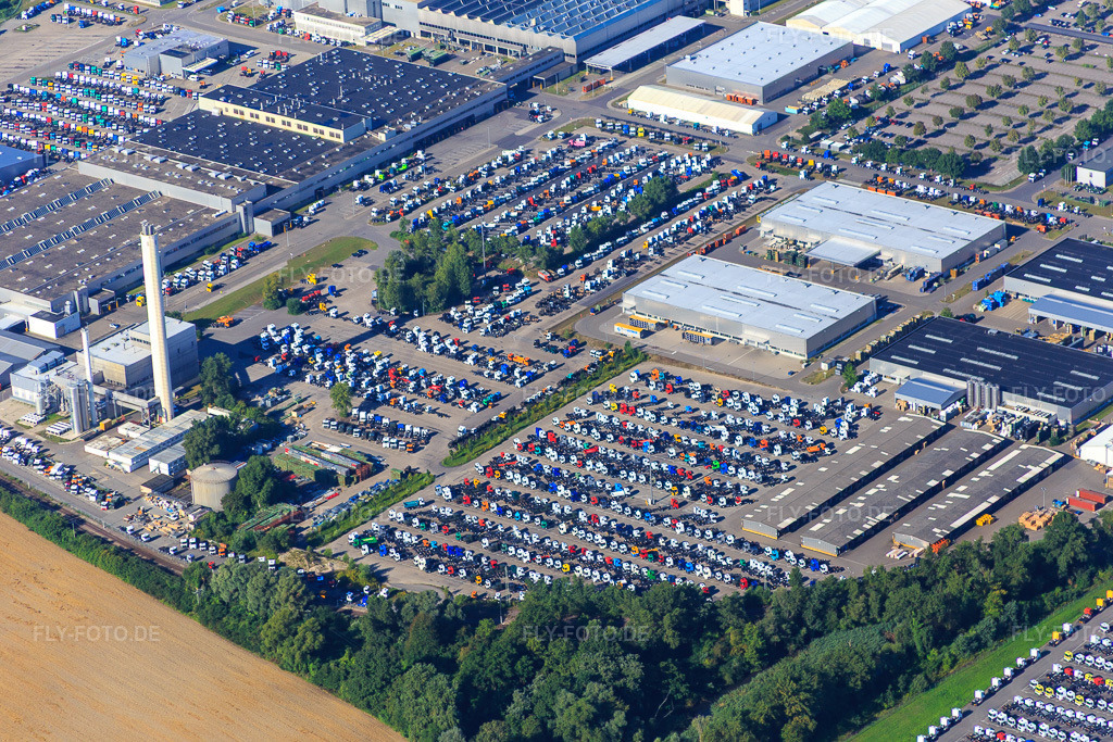 Luftbild: Parkplatz für produzierte DAIMLIER-LKW-Zugfahrzeuge im Automobilwerk Wörth des Industriepark Wörth GmbH im Ortsteil Maximiliansau in Wörth im Bundesland Rheinland-Pfalz in Deutschland. Foto: IMG_093064.jpg vom 13.08.2016 durch Werner Riehm/FLY-FOTO.deIndustriepark Wörth - Für die Zukunft bereit!