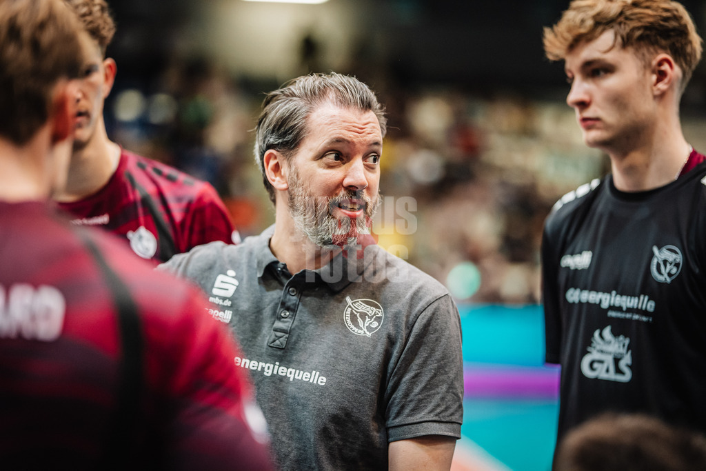 Volleyball | Herren | Saison 2025/2026 | Volleyball Ligacup | SWD powervolleys Düren vs. Energiequelle Netzhoppers KW | 12.10.2024 | Trainer Liam James Sketcher (Energiequelle Netzhoppers KW)
