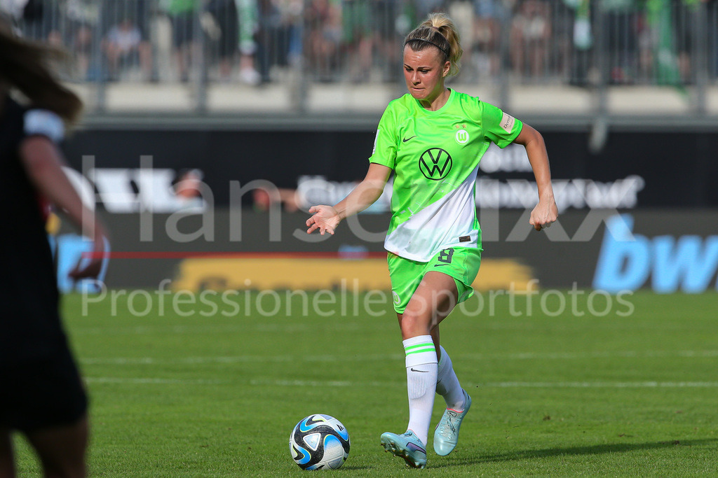 Fussball, Google Pixel Frauen-Bundesliga, VfL Wolfsburg - Bayer 04 Leverkusen | v.li.: Lena Lattwein (VfL Wolfsburg, 8) am Ball, Einzelbild, Ganzkörper, Aktion, Action, Spielszene, DIE DFB-RICHTLINIEN UNTERSAGEN JEGLICHE NUTZUNG VON FOTOS ALS SEQUENZBILDER UND/ODER VIDEOÄHNLICHE FOTOSTRECKEN. DFB REGULATIONS PROHIBIT ANY USE OF PHOTOGRAPHS AS IMAGE SEQUENCES AND/OR QUASI-VIDEO.