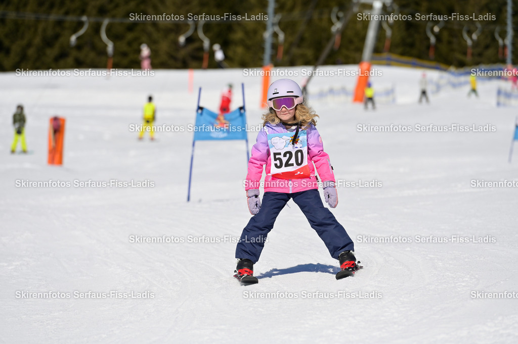 SRF_27.02.2026_490 | Skirennfotos,Serfaus,Fiss,Ladis,Kinderskirennen,Winter,Tirol,Oberland,skirace,SFL,feelfree,weil wir's genießen,ski,Ski,skifahren,Sonnenplateau, - Realisiert mit Pictrs.com