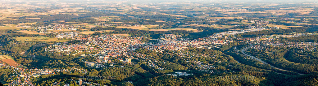 Luftbild: Panorama in Lemberg im Bundesland Rheinland-Pfalz in Deutschland. Foto: IMG_109693-Pano.jpg vom 06.08.2018 durch Werner Riehm/FLY-FOTO.de – Auflösung des Originals: 13186 x 3577 px