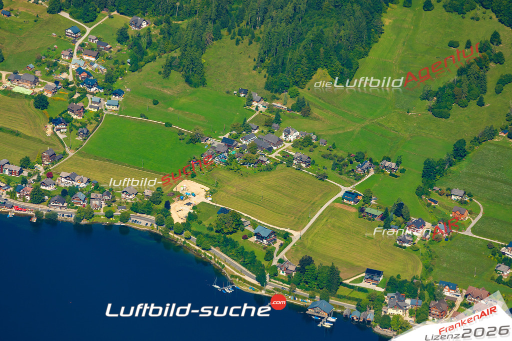 Luftaufnahme der Stadt Grundlsee - Die Luftaufnahme wurde 2025 vom UL-Flugzeug heraus erstellt ( keine Drohne ) - Hochauflösende Luftaufnahme - für professionelle Ausdrucke geeignet. Die Geschenkidee !Mit Lizenz und Bildrechte bestellbar
