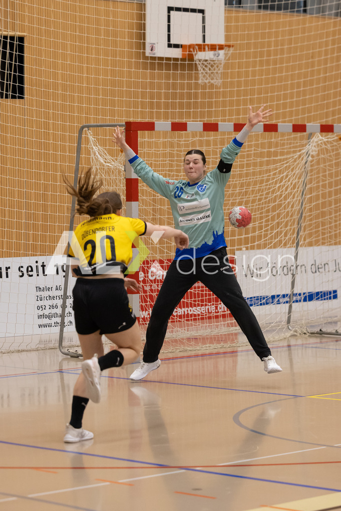 Handball I Frauen I Saison 2025-2026 I Handball Swiss Premium League 1 | Women I Round 5 I  Yellow Winterthur - GC Amicitia Zürich I 15.03.2026 | 20 Noana Dübendorfer (CH) (Yellow Winterthur) – Rückraum links  //  26 Zoë Krüger (DE) (GC Amicitia Zürich) – Torhüterin - Realisiert mit Pictrs.com