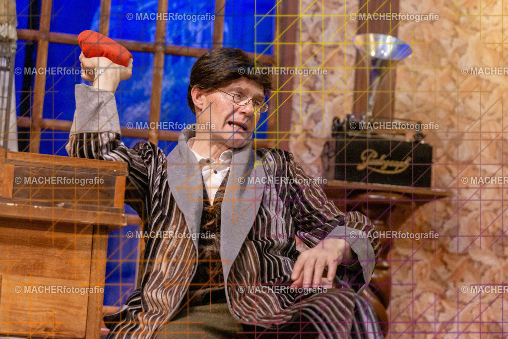 217_MFL-2025 | Portraitbilder von Regisseur; Darsteller; Techniker; Maske; Kostüme; Chor; Musiker; Bilderserie der Generalprobe und der Premierenvorstellung, Szenenbilder; Ausdrucksstudien; Bühnenüberblick; Bühnenkulissen; Pressefotos inkl. Redaktionsfoto Darstellergruppe.