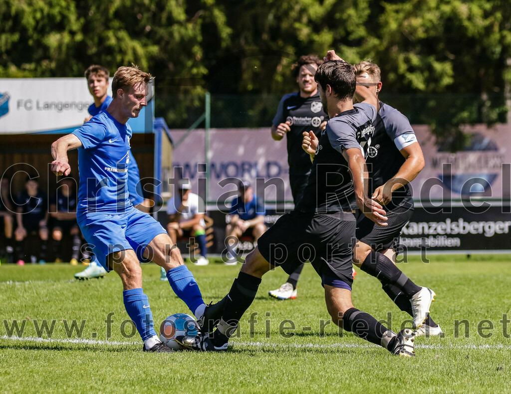 2023-08-12_064_FC_Langengeisling_gegen_ESV_Freilassing | Erding, Deutschland, 12.08.2023:
Fußball, Bezirksliga Oberbayern Ost 2023 / 2024, 4. Spieltag, FC Langengeisling gegen ESV Freilassing, Endergebnis: 2:1

Simon Schlosser (ESV Freilassing, #23), Severin Stenzel (FC Langengeisling, #42)

Foto: Christian Riedel / fotografie-riedel.net