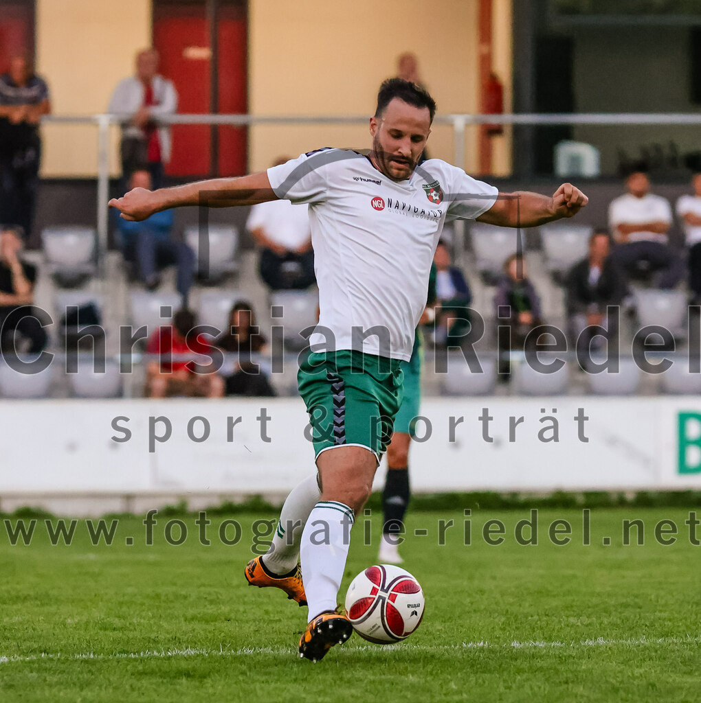 2023-09-01_065_FC_Schwaig_gegen_TSV_Gruenwald | Oberding, Deutschland, 01.09.2023:
Fußball, Landesliga Südost 2023 / 2024, 9. Spieltag, FC Schwaig gegen TSV Grünwald, Endergebnis: 3:1

Nils Ehret (FC Schwaig, #18)

Foto: Christian Riedel / fotografie-riedel.net