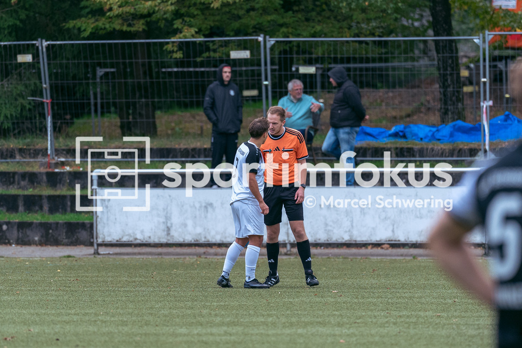 TSV 05 Ronsdorf – SSV Bergisch Born II | Nico Fuchs (7, TSV 05 Ronsdorf) beim Schiedsrichter. Bezirksliga Niederrhein, Gruppe 2: TSV 05 Ronsdorf gegen SSV Bergisch Born II, Wuppertal, 11.10.2026. Endstand: 3:1. sportimfokus / Marcel Schwering - Realisiert mit Pictrs.com