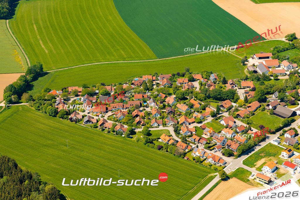 Das Luftbild zeigt : Hohenegglkofen Kumhausen - Die Luftaufnahme wurde 2024 vom UL-Flugzeug aus erstellt ( keine Drohne ) - Hochauflösende Luftaufnahme - Für grossformatige Ausdrucke geeignet. Die Geschenkidee !Mit Lizenz und Bildrechte bestellbar