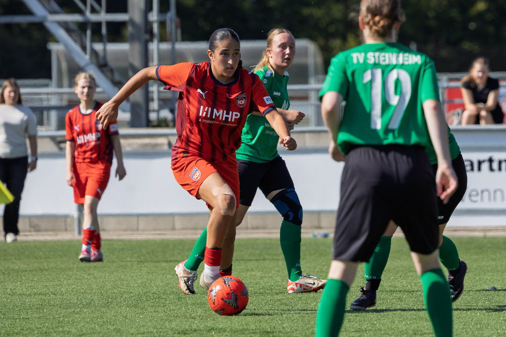 FCHSTE_250921_4431 | 1.FC Heidenheim 1846 II vs. TV Steinheim, Fußball, Frauen, Bezirksliga, 2025/2026, 2.Spieltag, 21.09.2025 in Heidenheim, Kunstrasen b. Voith-Arena West(Foto: Michael Bulling) - Realisiert mit Pictrs.com