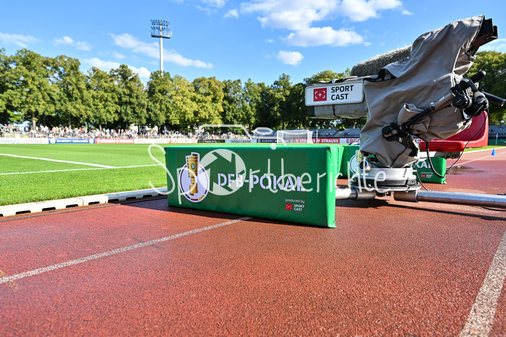 1. FC Schweinfurt 05 - Fortuna Düsseldorf | Im Sachs-Stadion von Schweifurt findet um 18 Uhr die DFB Pokal Partie zwischen Schweinfurt und Fortuna Düsseldorf statt / Kamera / Sport Cast / Symbolbild / DFB-Pokal: 1. FC Schweinfurt 05 - Fortuna Düsseldorf; Riedel-Bau Arena am 18.08.2025