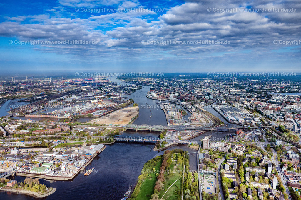 Hamburg_Veddel_Elbbrücken_Hafencity_ELS_0481260422 | HAMBURG 26.04.2022 Stadtzentrum im Innenstadtbereich am Ufer des Flußverlaufes Elbe am Brückenbauwerk der Elbbrücken - Norderelbbrücke - Freihafenelbbrücke im Ortsteil Veddel in Hamburg, Deutschland. // City center in the downtown area on the banks of river course Elbe on Brueckenbauwerk of Elbbruecken - Norofelbbruecke - Freihafenelbbruecke in the district Veddel in Hamburg, Germany. Foto: Martin Elsen