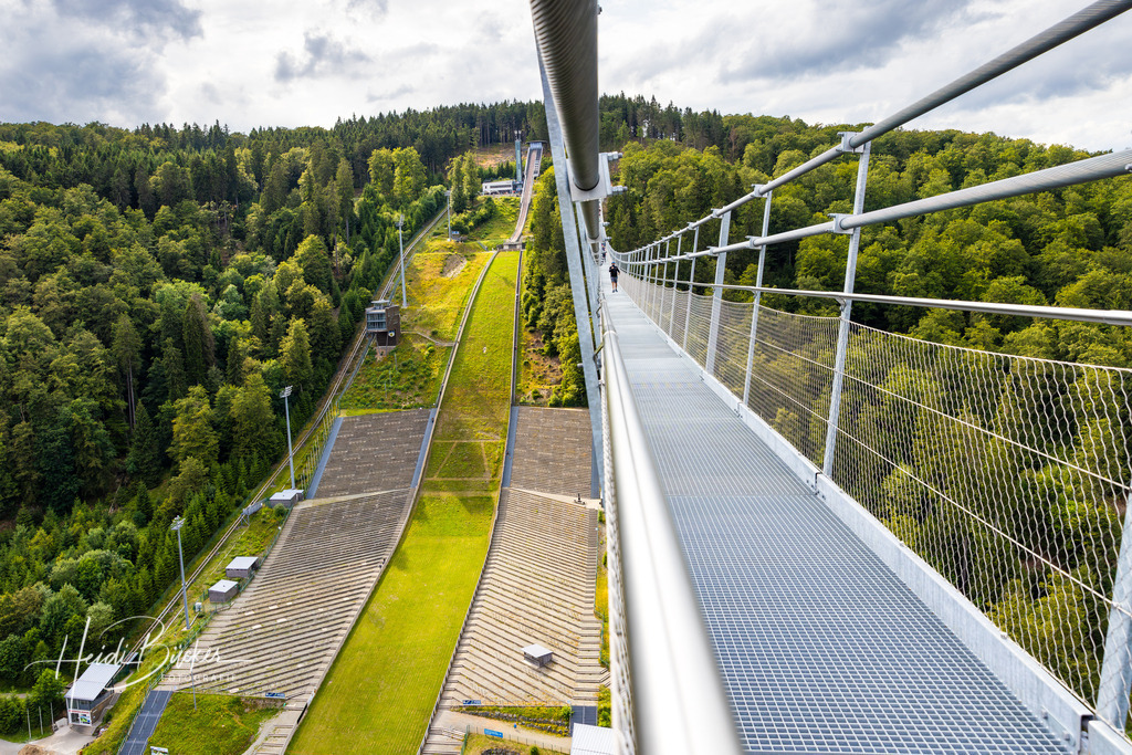 Skywalk Willingen und Mühlenkopfschanze | Die Mühlenkopfschanze in Willingen befindet sich neben der neuen Hängebrücke Skywalk - Realisiert mit Pictrs.com