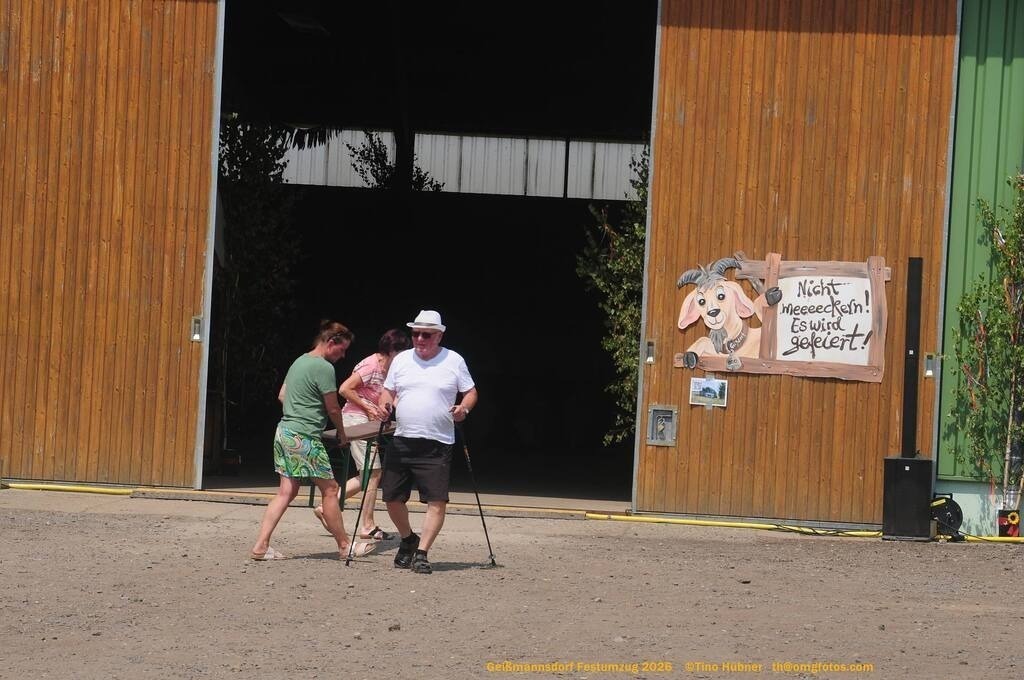 Geißmannsdorf-2026-Festumzug-041 | Festumzug in Geißmannsdorf bei Bischofswerda im Juni 2026. Fotografische Eindrücke und Momentaufnahmen vom Festumzug anläßlich des 800-jährigen Bestehens von Geißmannsdorf - mit Teilnehmern und Gästen, Strohpuppen und geschmückten Vorgärten und Grundstücken - Realisiert mit Pictrs.com