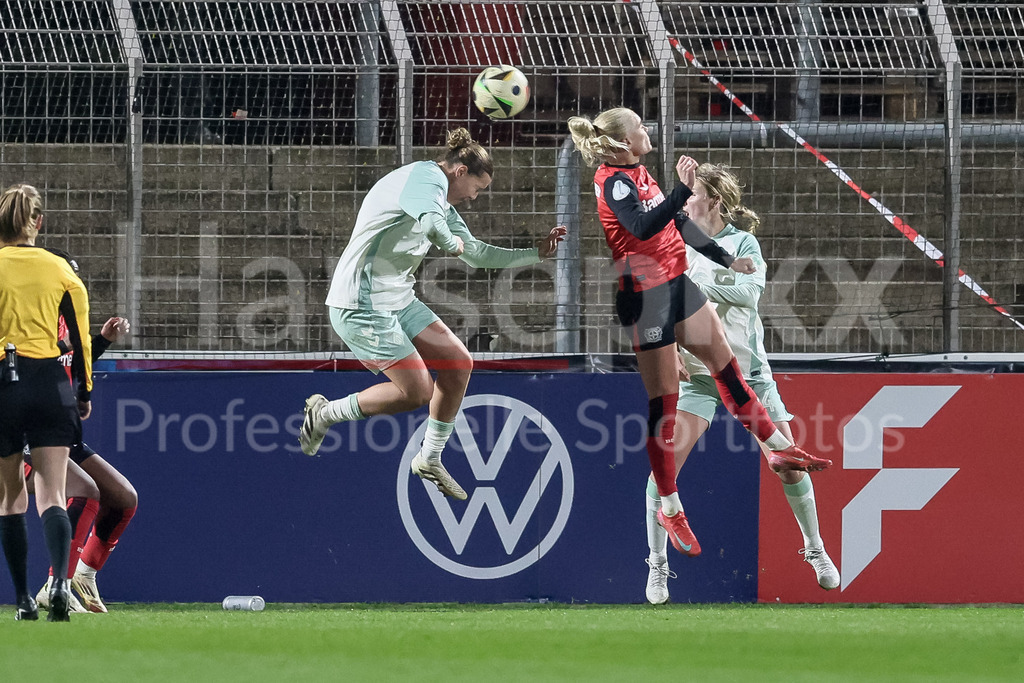 Fussball, DFB-Pokal Frauen, Bayer 04 Leverkusen - SV Werder Bremen | v.li.: Larissa Mühlhaus (SV Werder Bremen, 7), Cornelia Kramer (Bayer 04 Leverkusen, 7) und Kaylie Ronan (SV Werder Bremen, 4) im Kopfballduell, Kopfball, Zweikampf, Action, Aktion, Spielszene, DIE DFB-RICHTLINIEN UNTERSAGEN JEGLICHE NUTZUNG VON FOTOS ALS SEQUENZBILDER UND/ODER VIDEOÄHNLICHE FOTOSTRECKEN. DFB REGULATIONS PROHIBIT ANY USE OF PHOTOGRAPHS AS IMAGE SEQUENCES AND/OR QUASI-VIDEO.
