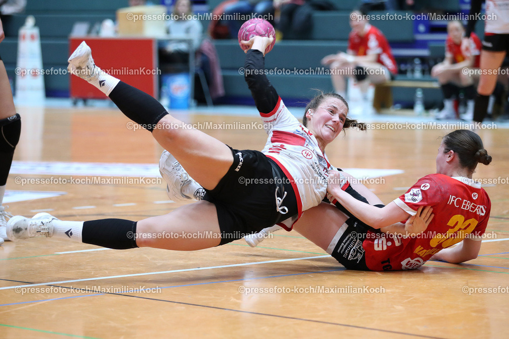 SG2HBF04032301007 | 04.03.2023, Solingen, Handball, Klingenhalle, 2. Handballbundesliga Frauen, 20. Spieltag Saison 2022 2023, HSV Solingen-Gräfrath 76 - TG Nürtingen: Carina Senel von HSV Solingen-Gräfrath kämpft gegen Vivien Natalello von TG Nürtingen um den Ball