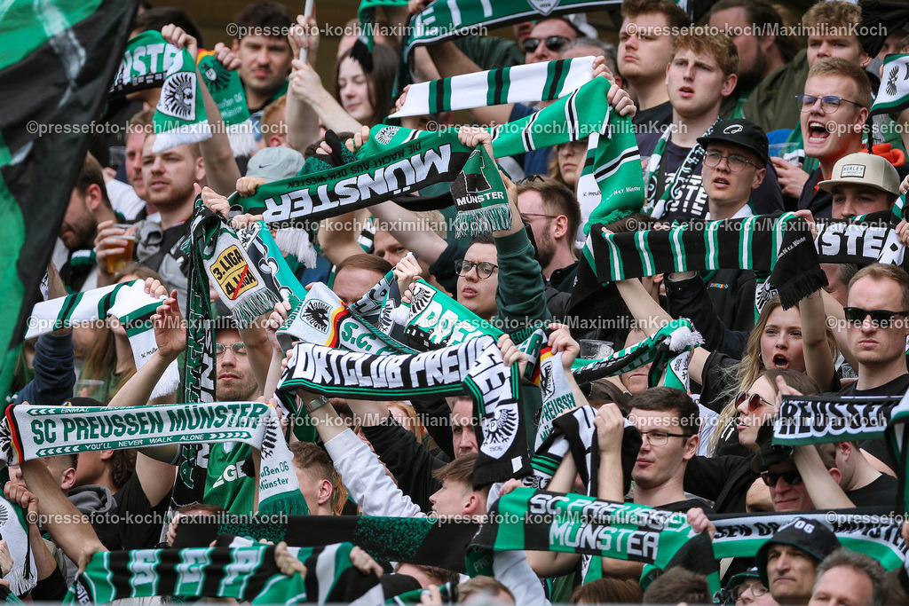Koe3Liga27042402126 | 27.04.2024, Köln, Fußball, bwin 3. Liga Herren, Sportpark Höhenberg, 35. Spieltag, Saison 2023 2024, FC Viktoria Köln – Preußen Münster: Feature Fans mit Fanschal Preussenfans Preussenfan Fanschals Schal Besucher Voll Zuschauer Symbolbild. 
DFB regulations prohibit any use of photographs as image sequences and or quasi-video.