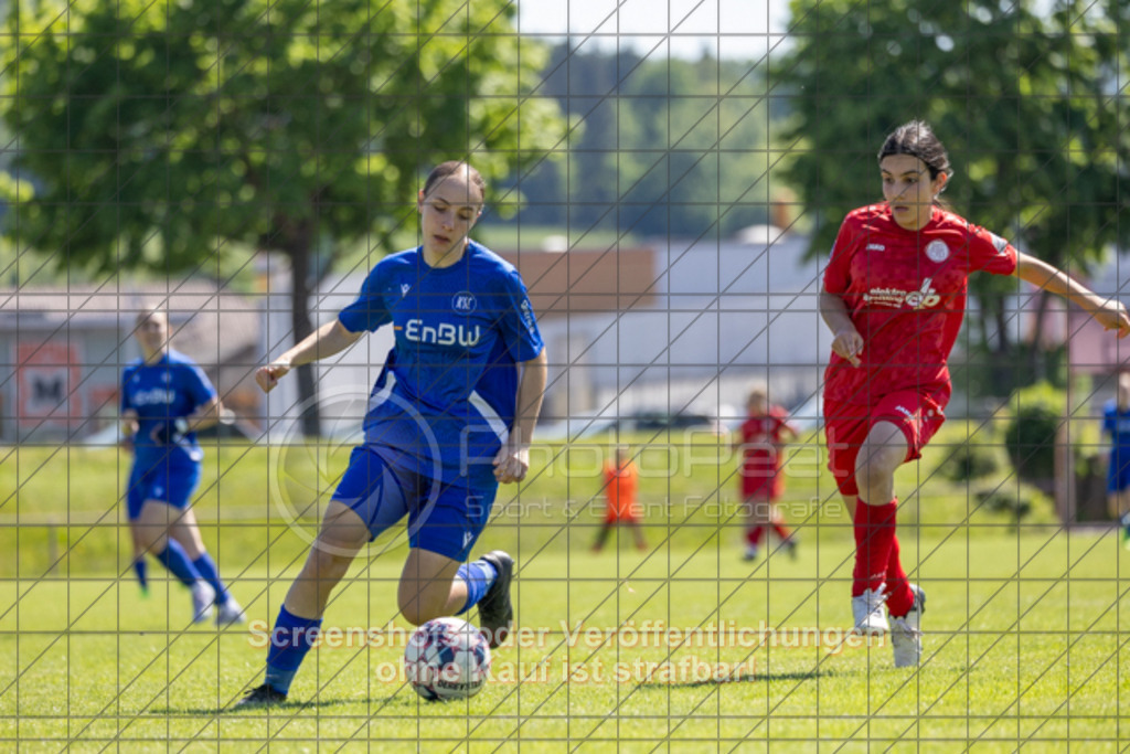 20250510_152400_0710 | #,1.FC Donzdorf (rot) vs. Karlsruher SC (blau), Fussball, EnBW-Oberliga B -Juniorinnen, 23. Spieltag, Saison 2024/2025, Rasenplatz, Lautertal Stadion, Süßener Straße 16, 73072 Donzdorf, 10.05.2025 - 14:00 Uhr,Foto: PhotoPeet-Sportfotografie/Peter Harich