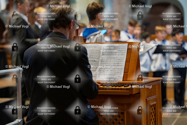 TAM25_K.11__Michael-Vogl_030_7757 | Tage Alter Musik Regensburg K.11 Dreieinigkeitskirche Ars Antiqua Austria (Österreich) St. Florianer Sängerknaben (Österreich) Splendor Austriae Höfischer Prunk in geistlichen Werken B.A. Aufschnaiter: Missa Laetemurine & H.I.F. Biber: Vesperae à 32 Franz Farnberger Einstudierung Gunar Letzbor Solovioline, Leitung Foto: Michael Vogl