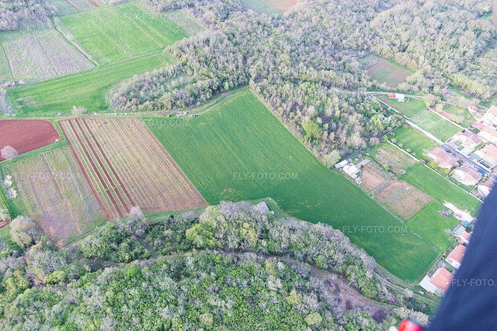 Aerial view: View of the town in Vrvari in the state Gespanschaft Istrien, Croatia.Photo: IMG_106382.jpg taken on 04/14/2018 by Werner Riehm/FLY-FOTO.comResolution of the original: 5472 x 3648 px