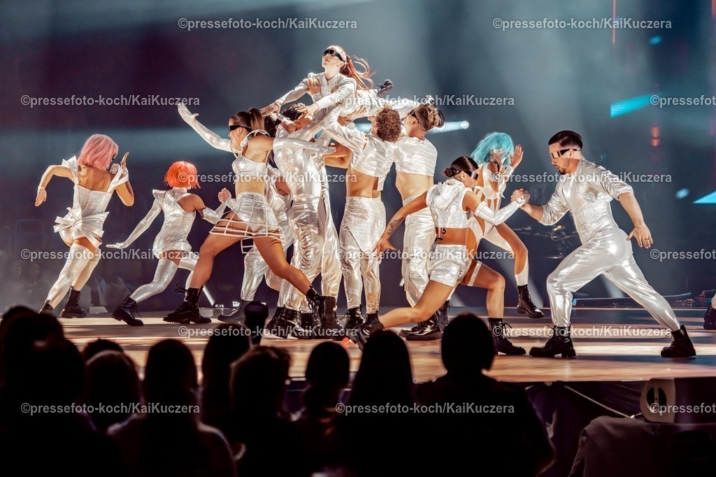 xKKUx15112501013 | 15.11.2025, xkkux, Düsseldorf, Let's Dance die Tour 2025 im PSD Bank DOME. Eröffnungstanz  im futuristischen Look der Profitänzer auf der Bühne 