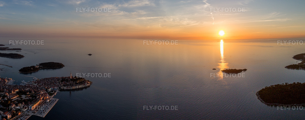 Luftbild: Ortsansicht in Rovinj im Bundesland Gespanschaft Istrien in Kroatien. Foto: IMG_106186-Pano.jpg vom 13.04.2018 durch Werner Riehm/FLY-FOTO.de – Auflösung des Originals: 7879 x 3105 px