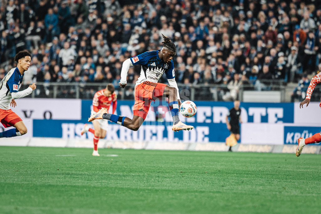 Fußball | Männer | Saison 2025/2026 | 1. Fußball-Bundesliga | 6. Spieltag | Hamburger SV vs. 1. FSV Mainz 05 | 05.10.2025 | Fabio Balde (#45, HSV) mit einer Annahme in der Luft