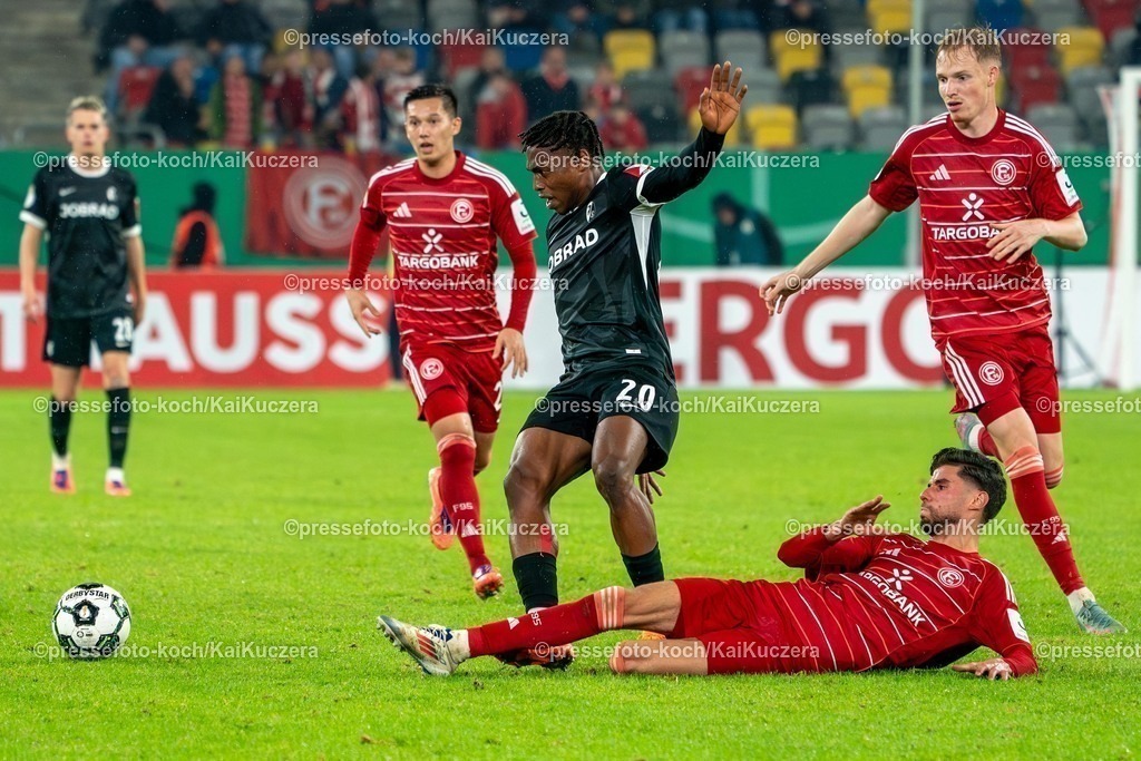xKKUx29102501050 | 29.10.2025, xkkux, Fußball, DFB-Pokal 2. Runde, Fortuna Düsseldorf - SC Freiburg, Merkur Spiel-Arena, Saison 2025 2026: Junior Adamu (SC Freiburg #20) im Zweikampf gegen  Anouar El Azzouzi (Fortuna Düsseldorf #08)  DFB regulations prohibit any use of photographs as image sequences and or quasi-video.