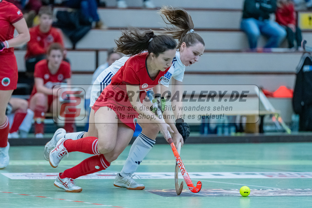 HK_20231217_107698 | 1. Bundesliga Damen Crefelder HC - Düsseldorfer HC  am 17.12.2023 Sporthalle Glockenspitz, Krefeld , Leonie Kunze ( Crefelder HTC #27 ) , Elisa Gräve ( Düsseldorfer HC #26 )