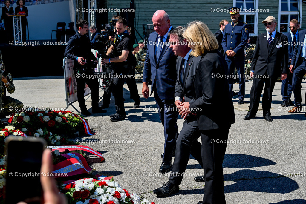 Internationale Gedenk- und Befreiungsfeier Gedenkstaette Mauthausen 2025_ 11.05.2025-159 | 11.05.2025, Mauthausen, AUT, Internationale Gedenk- und Befreiungsfeier Gedenkstaette Mauthausen 2025, 80 Jahre Befreiung KZ Mauthausen im Bild BK Christian Stocker (VP, Bundeskanzler der Republik Oesterreich), Vizekanzler Andreas Babler (SP, Vizekanzler der Republik Oesterreich, Bundesministerium fuer Kunst, Kultur, oeffentlichen Dienst und Sport), Beate Meinl-Reisinger (Neos, Bundesministerin für europaeische und internationale Angelegenheiten