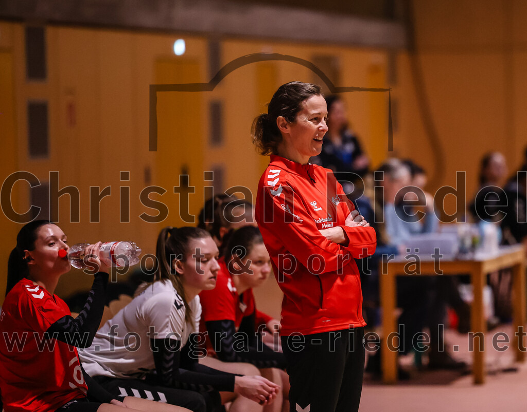 2025-01-18_029_SpVgg_Altenerding_gegen_TV_Altoetting | Erding, Deutschland, 18.01.2025:Handball, Bezirksoberliga Frauen Altbayern 2024 / 2024, 11. Spieltag, SpVgg Altenerding gegen TV Altötting, Endergebnis: 19:24Trainerin Gudrun Zimmerer (TV Altötting)Foto: Christian Riedel / fotografie-riedel.net