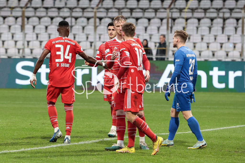 FC Bayern Amateure - SpVgg Hankofen-Hailing | Der FC Bayern jubelt erneut / Diesmal nach dem Treffer zum 4-1 druch Timo Kern (FCB #10) / Torjubel / Tor / Freude